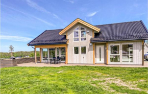 Beautiful home in Færvik with WiFi and 4 Bedrooms #039